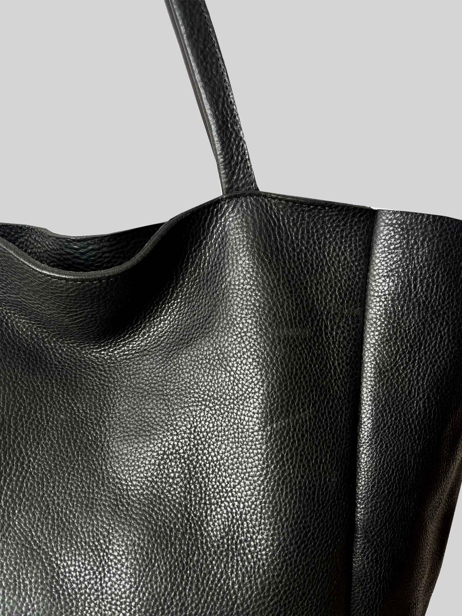 Gala - Shiny Grainy Black - Studio Sample