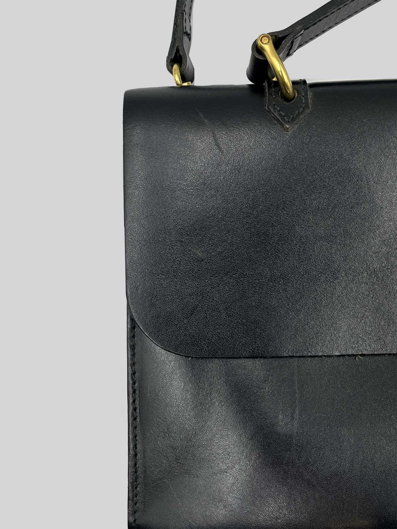 Hebe - Shiny Black - Single Flap - Scratches